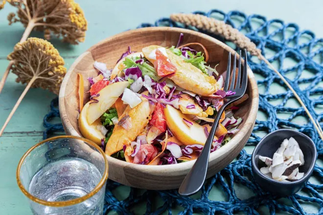 Salade de poulet caramélisé au pomelo, chou rouge et lamelles de coco