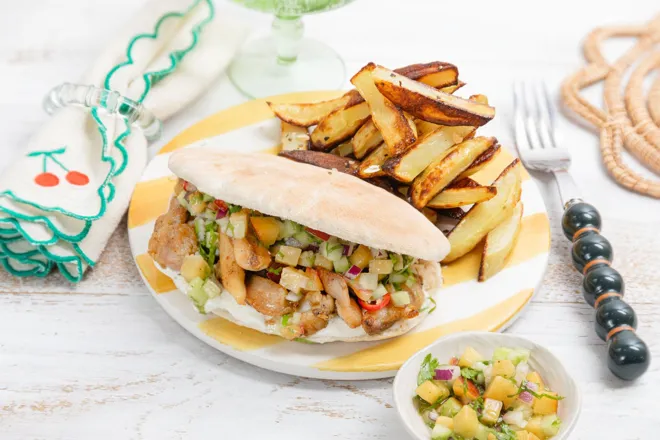Pita au poulet à la salsa de concombre, nectarine et coriandre pimentée