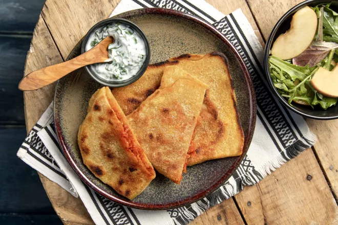 Mahjouba (galettes algériennes farcies aux légumes) et sauce fraîche aux herbes