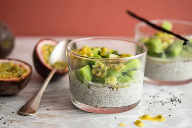 Chia pudding au lait de coco, kiwi et fruit de la passion