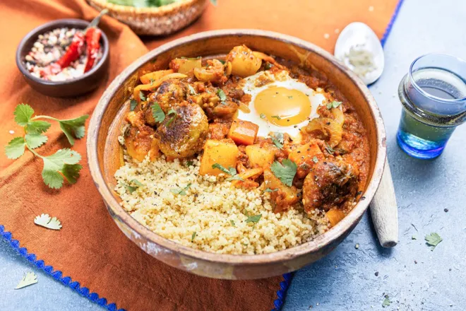 Tajine de boulettes de porc aux oeufs et au céleri branche
