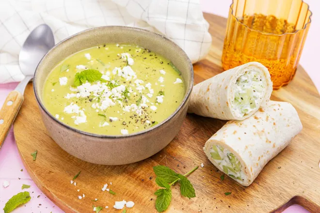 Velouté courgette, pois cassés, féta et wrap croquant