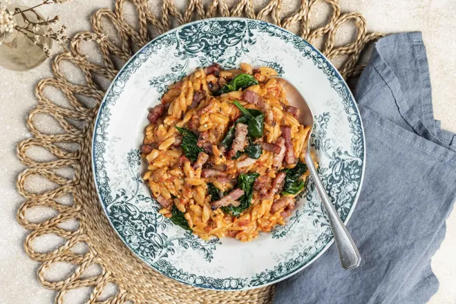 Orzo crémeux à la sauce tomate et mascarpone, lardons et épinards