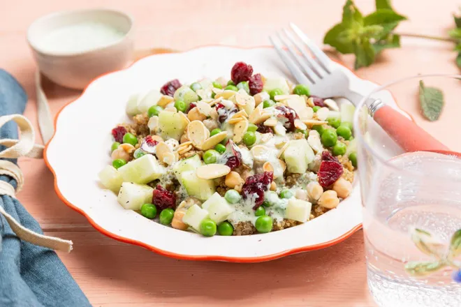 Salade de quinoa façon pilaf aux amandes, petits pois et cranberries, sauce fraiche à la menthe