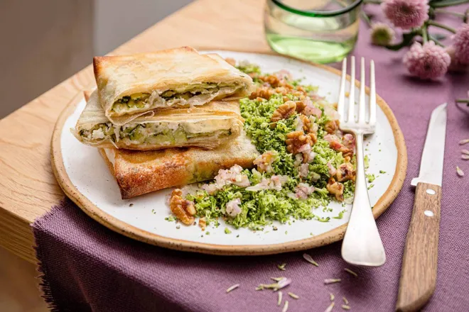 Croustillants de féta, courgette et taboulé de brocoli et noix