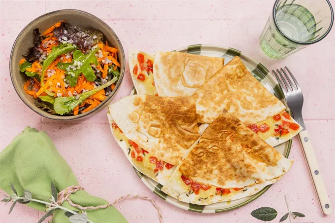 Quesadillas tir cadré tomate, mozzarella et basilic