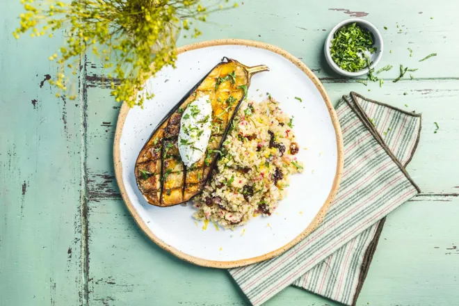 Aubergine rôtie, chèvre frais et salade de quinoa aux raisins secs