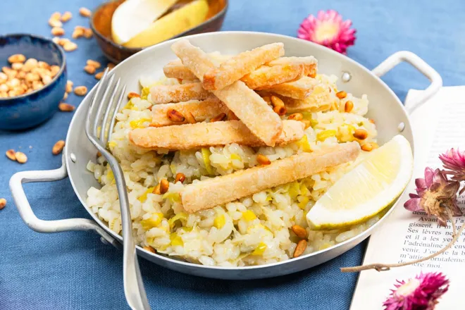 Risotto de poireau, tofu aux herbes croustillant et pignons de pin