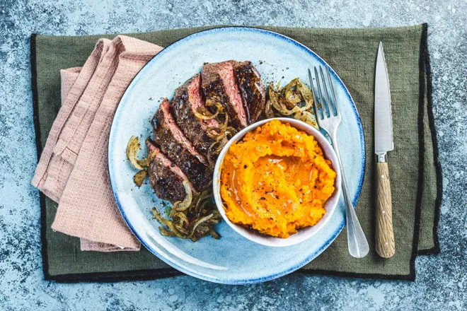 Pavé de rumsteak aux épices persillade et purée de potimarron et carotte