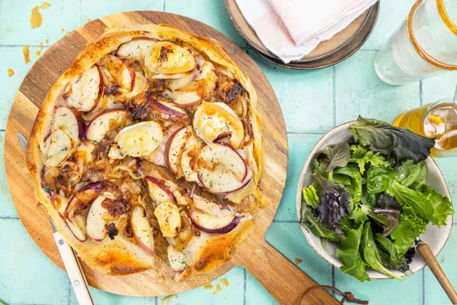 Tarte de bricks aux nectarines, bûche de chèvre et romarin