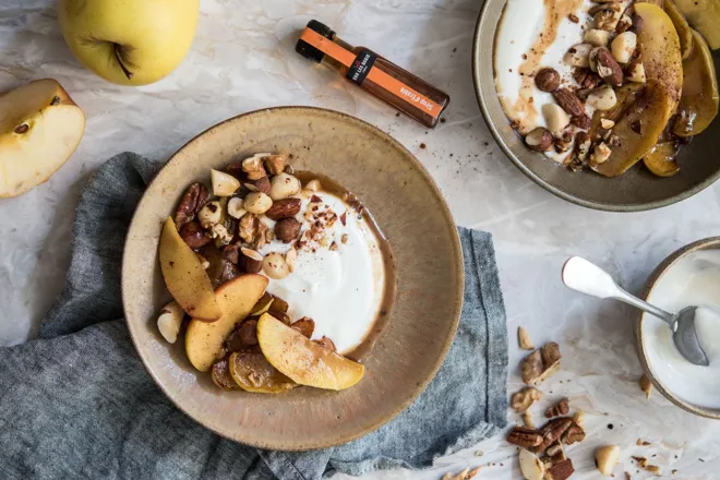 Pomme poêlée au sirop d'érable et à la cannelle, mélange de noix grillées