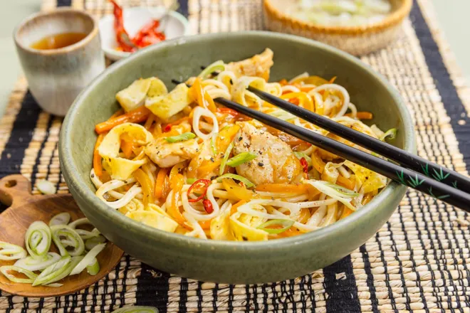 Poulet façon japchae au poivron et cébette