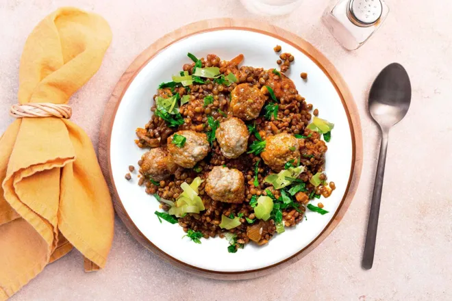 Boulettes de lapin aux lentilles pimentées et poireau