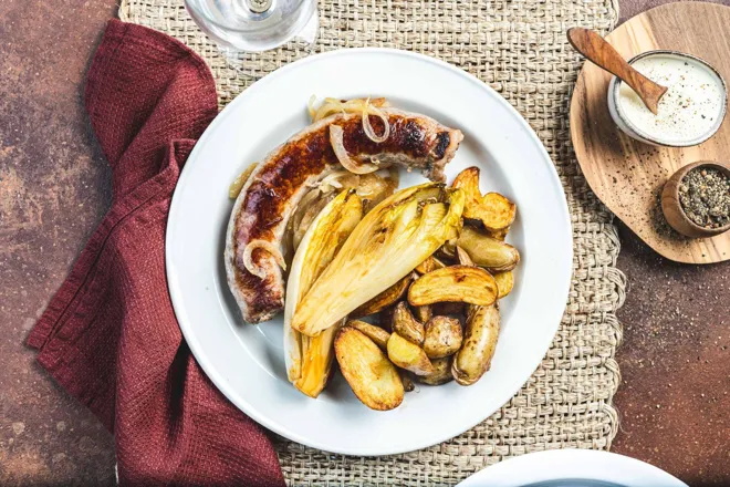 Saucisse au couteau, endive braisée sauce brie et grenaille sautées