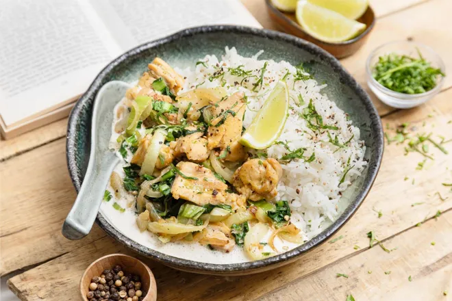 Poulet et chou pak choy à la sauce satay