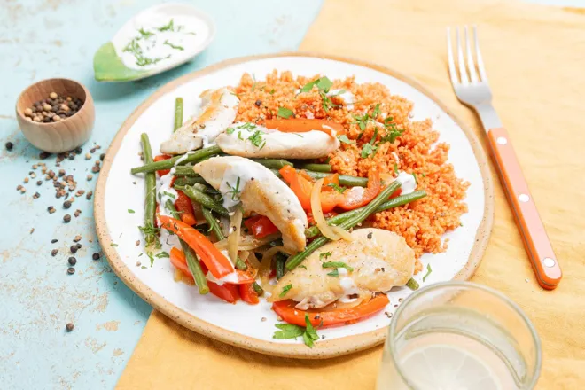 Poulet, poivron et haricots verts poêlés, sauce fraîche au persil et semoule à la tomate