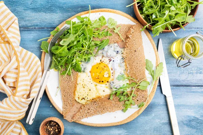 Galette aux 3 fromages (roquefort, emmental, parmesan), œuf et salade