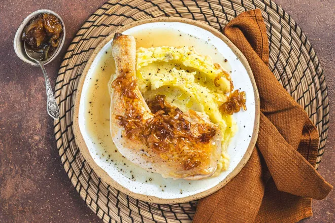 Cuisse de pintade au confit d'oignon à l'huile de noisettes et purée à la truffe