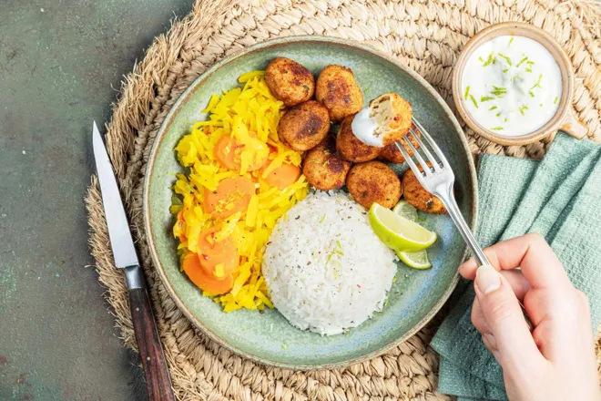 Acras de truite, achard de légumes pimenté et sauce au citron vert