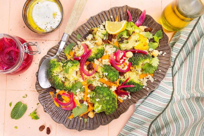 Brocoli rôti, pickles et salade de carotte au cumin