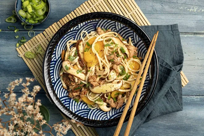 Nouilles sautées au porc haché et champignons shiitaké