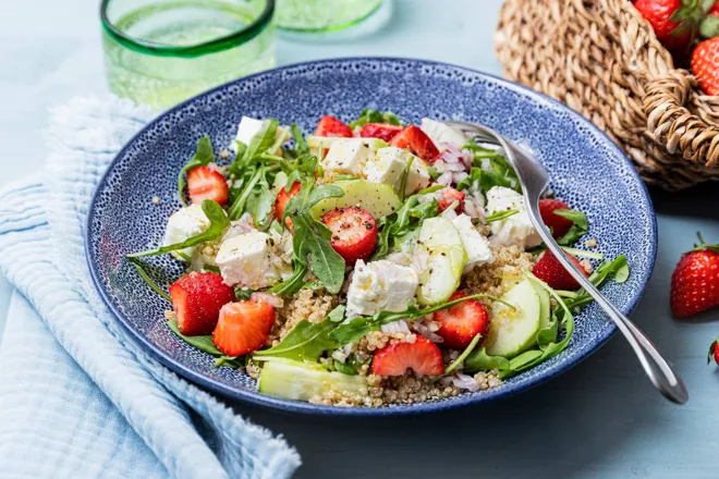 Salade de quinoa à la fraise, féta et roquette