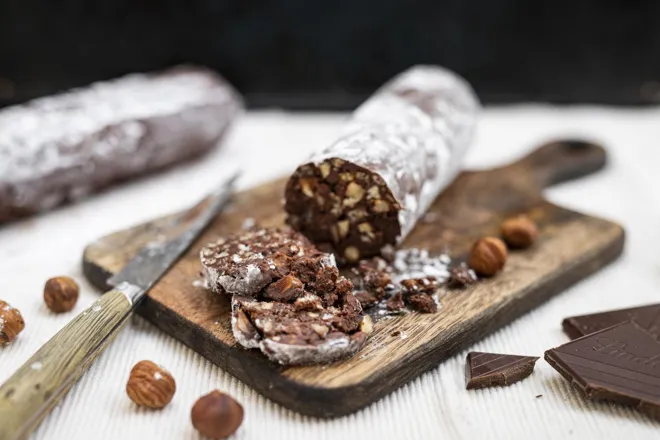 Saucisson au chocolat, riz soufflé et noisettes