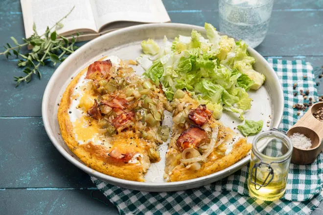 Tarte de semoule de maïs à la poitrine fumée, cheddar et oignon confit