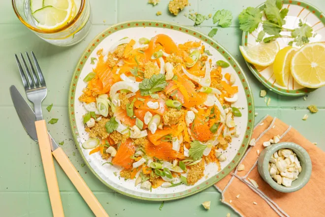 Salade pimentée de quinoa croustillant, saumon fumé et fenouil