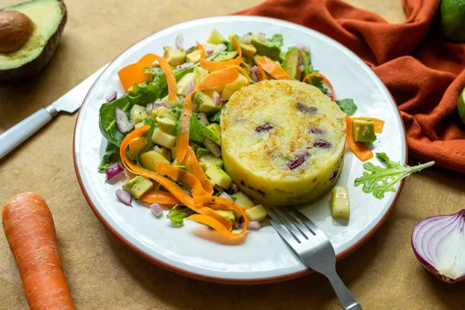 Pilé de pommes de terre aux haricots rouges et salade d'avocat