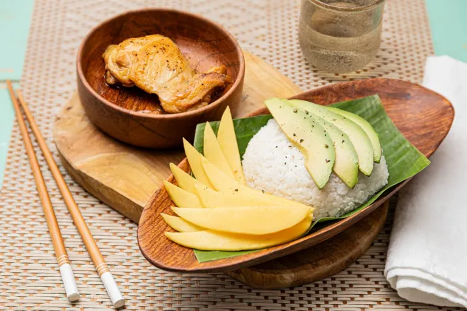 Riz au lait de coco, mangue, avocat et poulet vinaigré