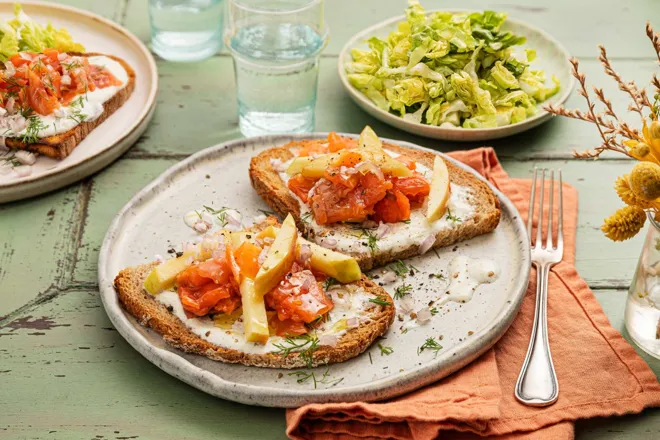 Tartines de seigle au saumon fumé à l'aneth et à la pomme