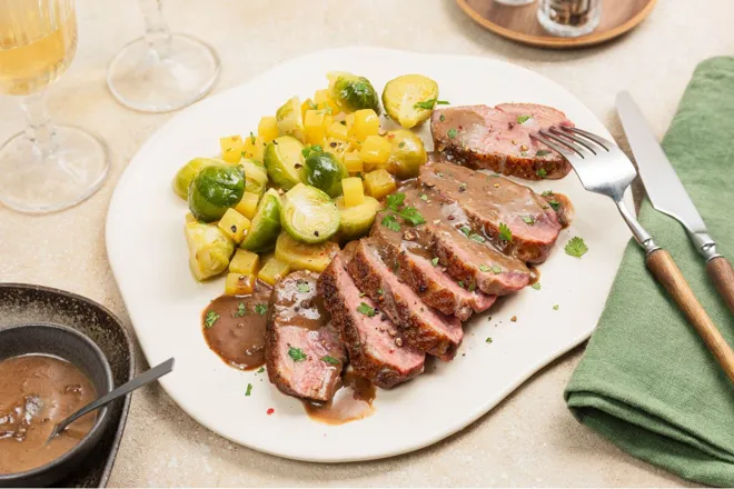 Filet de canard, sauce à la figue, betterave et choux de Bruxelles poêlés