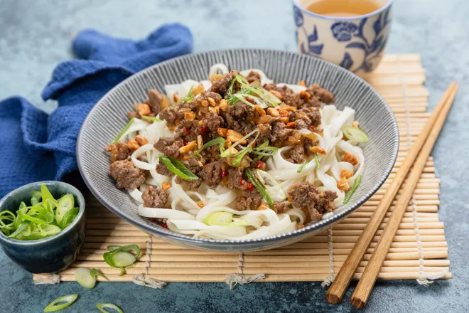 Nouilles pimentées au boeuf haché, gingembre et cacahuètes