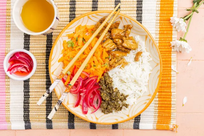 Poke de poulet, salade d'algues et pickles