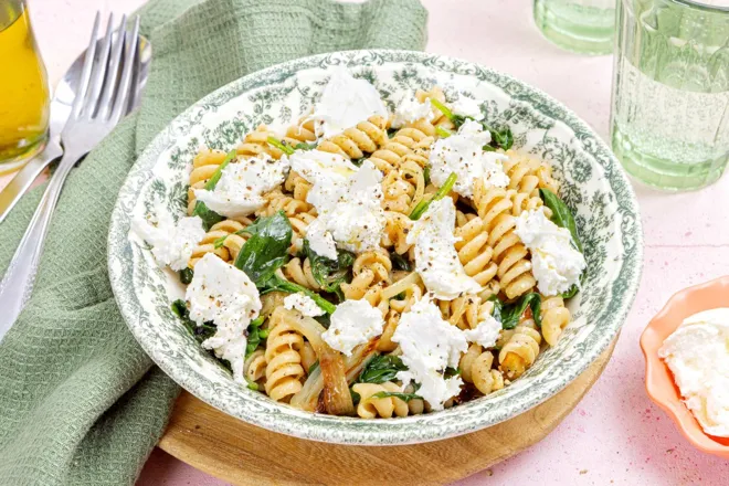 Fusillis au pesto de basilic, épinards et burrata