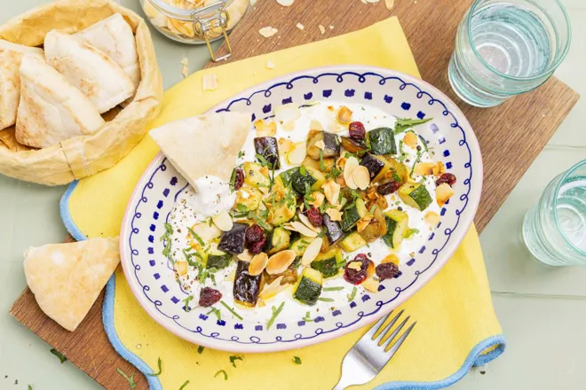 Fatteh corner croustillant aubergine, yaourt tahini & amandes