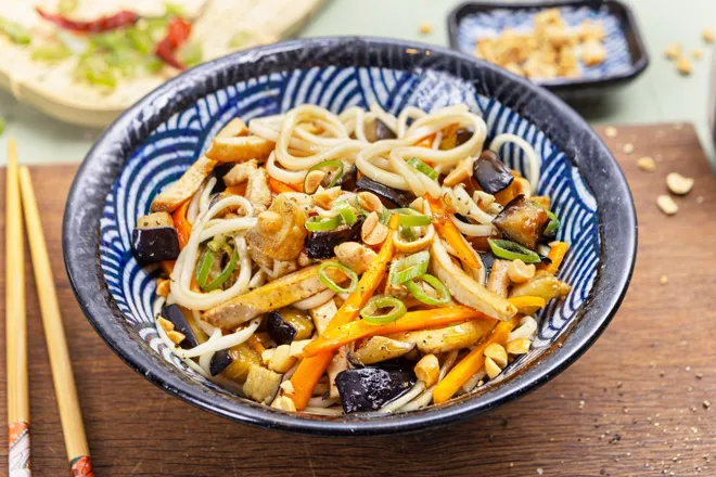 Nouilles façon japchae au tofu et à l'aubergine