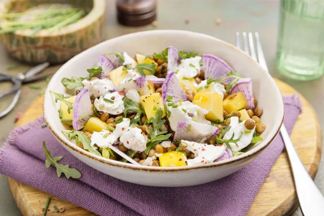 Salade de lentilles blondes, mangue et burrata