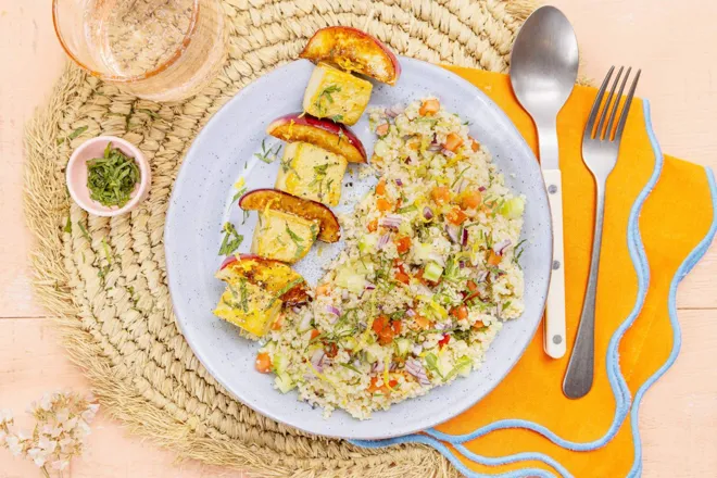 Brochette de tofu mariné et nectarine & taboulé de boulgour