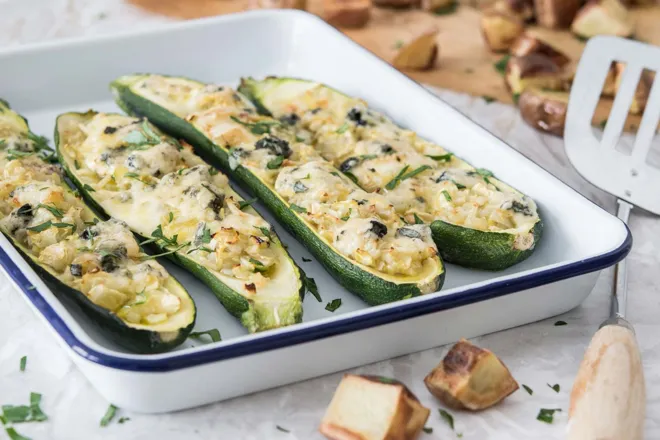 Courgettes farcies au bleu de Gex, pommes de terre rôties