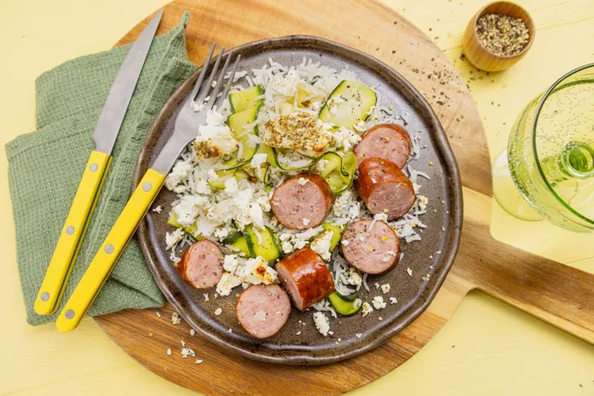 Saucisse au couteau & riz à la courgette et féta rôties au zaatar