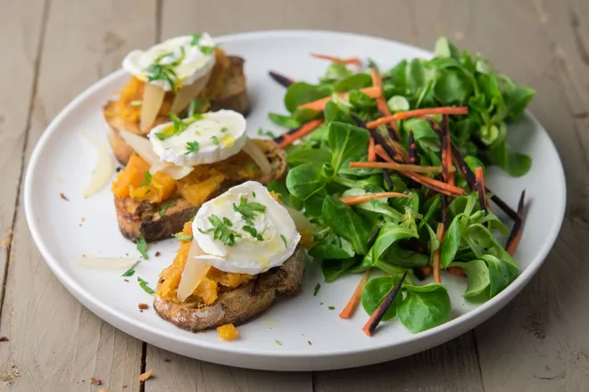 Tartines de pain aux figues, butternut et fromage