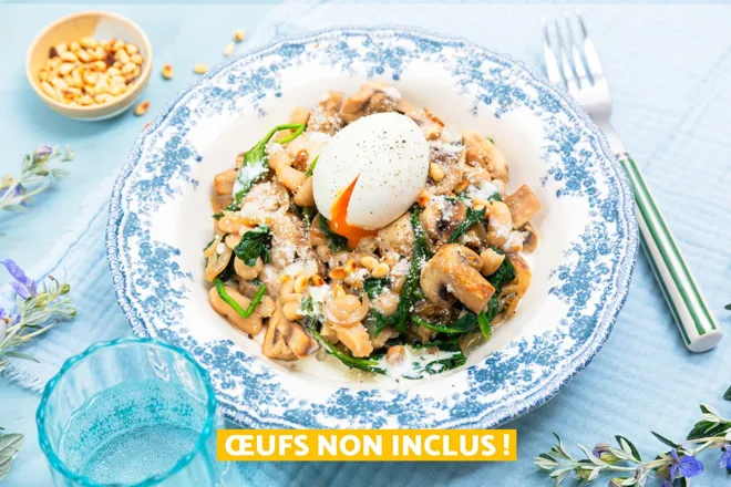 Haricots blancs aux champignons, épinards, crème à la sarriette et oeuf mollet