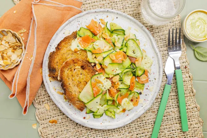 Tagliatelles de courgette, truite fumée et sauce au basilic