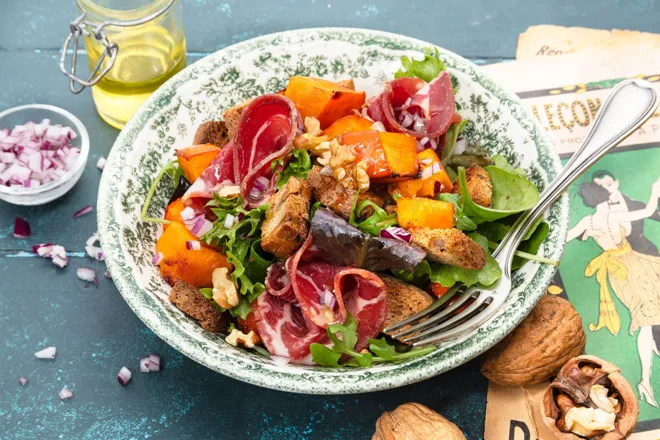 Panzanella à la coppa, potimarron et croûtons aux fruits secs