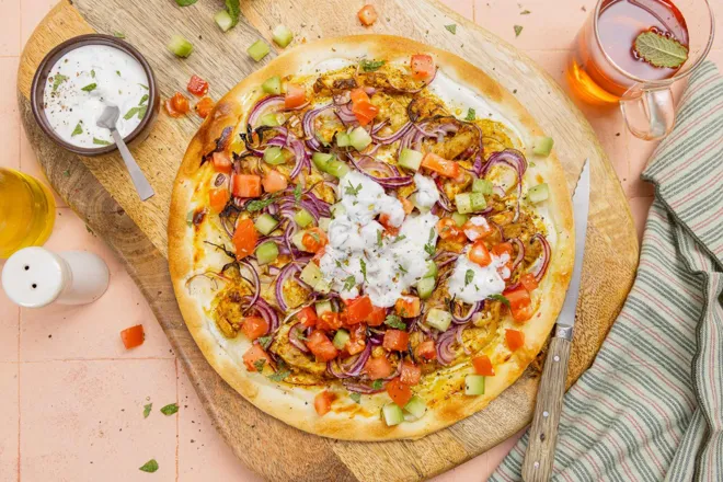 Pizza au poulet façon chawarma (sauce fraiche, tomate, oignon rouge)