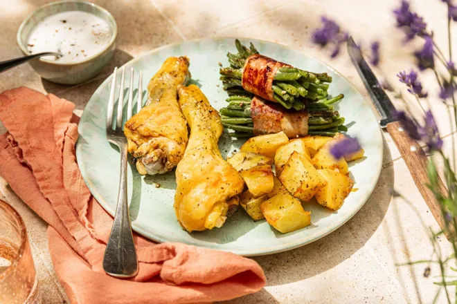 Pilons de poulet rôtis à la sarriette, fagots de haricots verts à la poitrine fumée