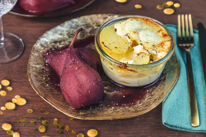 Poire pochée au vin rouge et épices, gratin dauphinois au camembert à la truffe