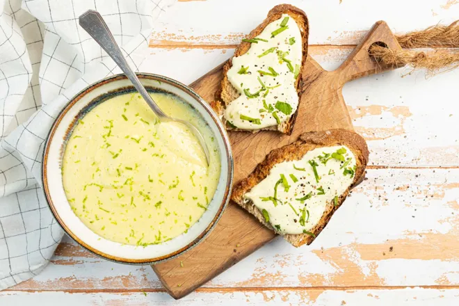 Soupe froide de mangue, lait de coco, concombre et coriandre